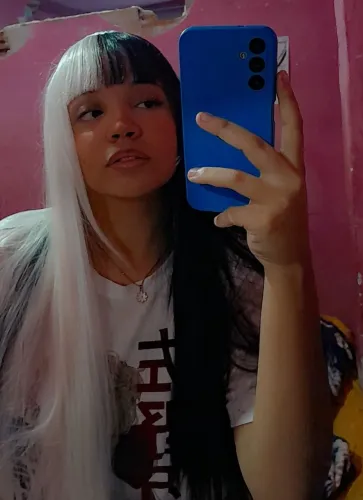 Peruca bicolor moderna e estilosa