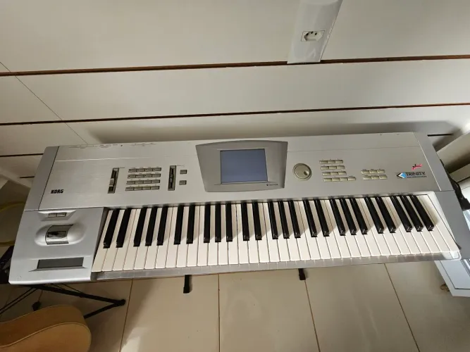 Korg Trinity Plus, clássico workstation de 61 teclas e touchscreen. Perfeito estado!