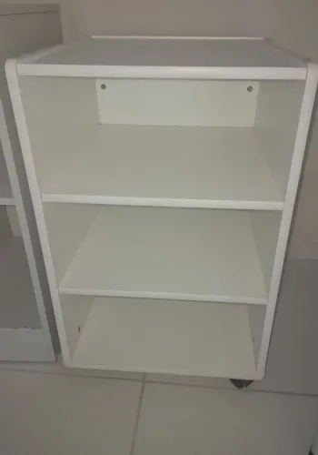 Múltiplas mesas de auxílio com prateleiras de rodinhas e s/ rodinhas