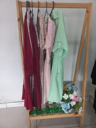 Arara de roupas em madeira simples