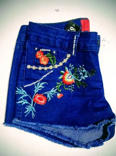 Shorts Jeans Bordado Azul Floral
