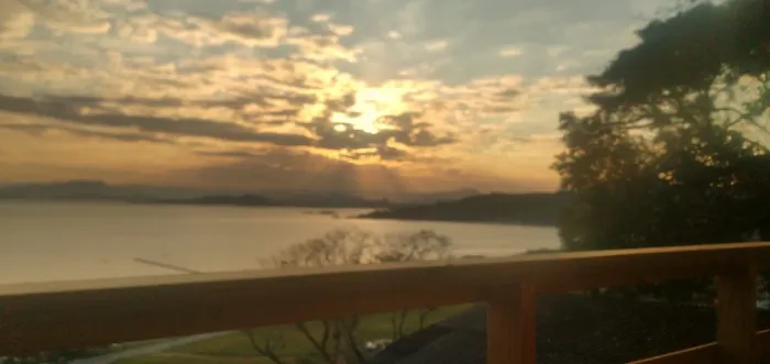 Alugo casa na costeira 