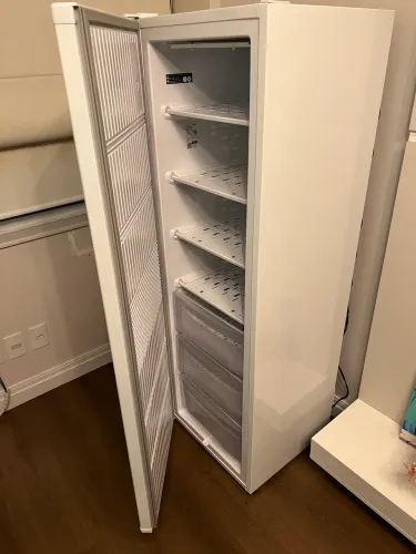 Freezer Vertical Electrolux 249L 127V
