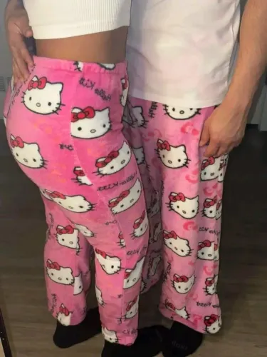 Perfeição de calça Hello Kitty em pelúcia e algodão fica perfeito em qualquer corpo