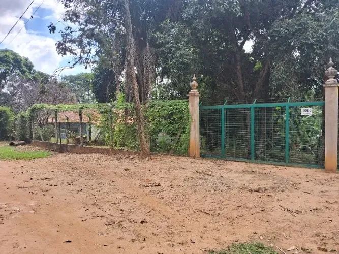 Chácara 2.120m², prox. centro, rodoviária e shopping. Ao lado da rodovia!