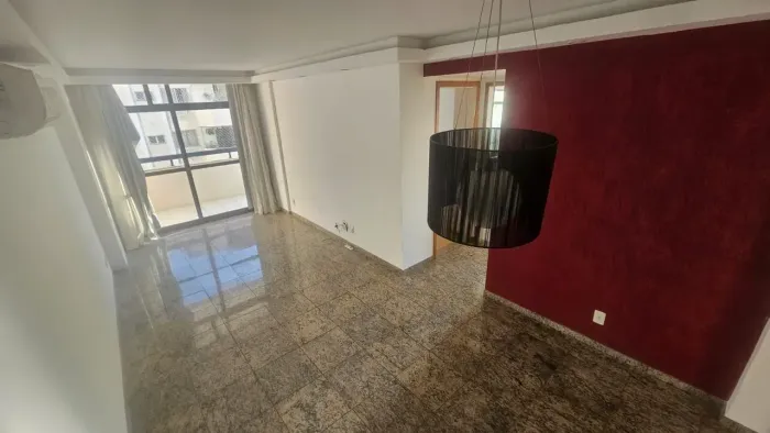 BS IMOBILIÁRIA VENDE apartamento medindo 95m², composto por 2 quartos com armários e ar co