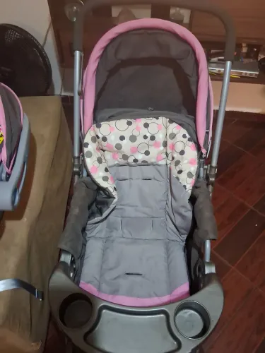 Carrinho de bebê mais bebê conforto para menina