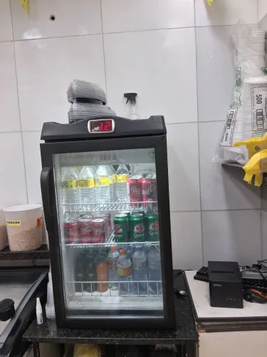 Frizzer expositor muito novo gelar muito bem