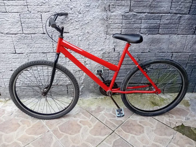 Vendo bicicleta aro 26 freio de mão boa só anda por 230 reais.