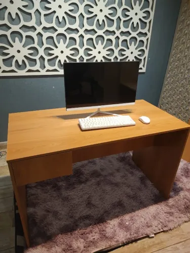 Mesa amadeirada com gaveta em mdf