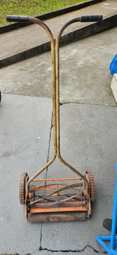 Cortador de grama antigo