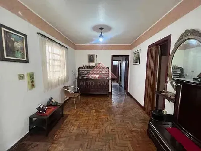 Casa ampla localizada próxima a Santa Casa. São 140 m2, distribuídos em três dormitórios,