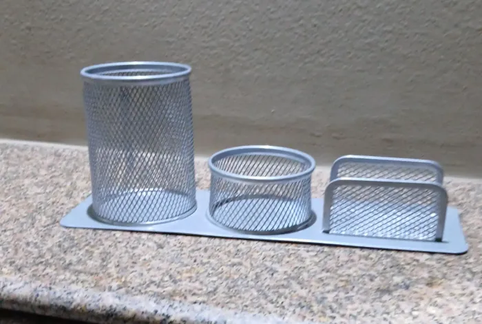 Organizador de mesa em metal,30 cms,otimo estado