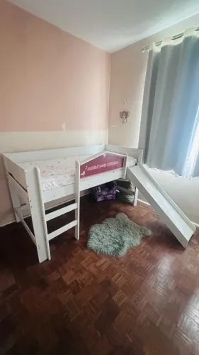 Cama infantil com escada e escorregador
