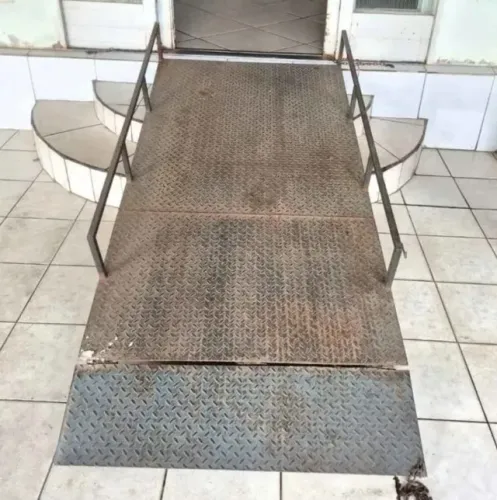 Rampa de ferro para cadeiras de rodas