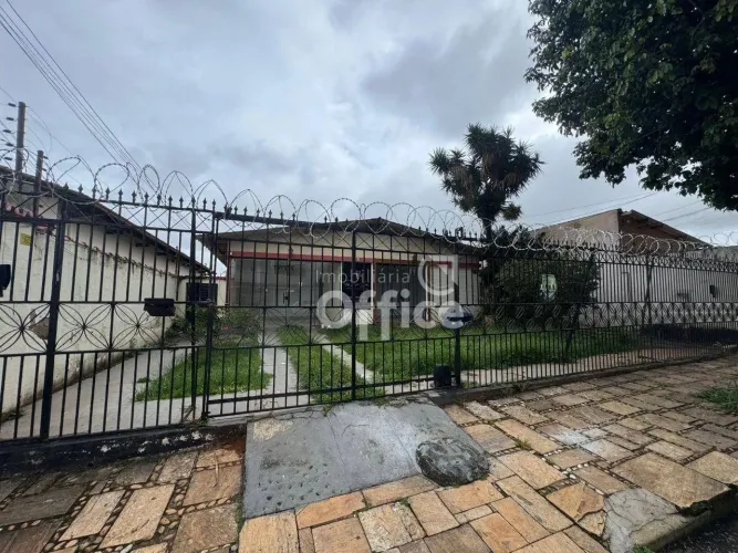 Casa com 4 dormitórios para alugar, 420 m² por R$ 6.000/mês - Jundiaí - Anápolis/GO