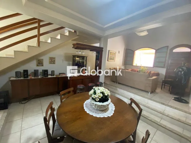Casa à venda em Cândida Câmara com 300m2, 4 quartos sendo 3 suítes.