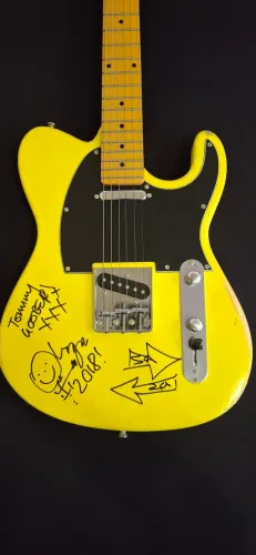 Guitarra Custom Autografada pela banda TOY DOLLS