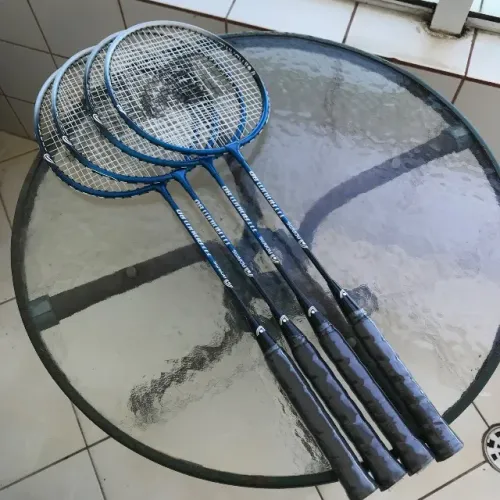 Kit de Badminton Adams Titanium 80 - 4 Raquetes, 2 Petecas e 1 Raqueteira