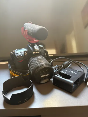 Câmera Nikon D7000 + lente nikon 18-105 + microfone Rode Go Videomic