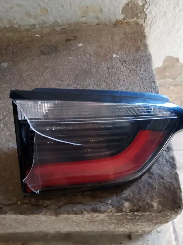 Lanterna traseira do lado esquerdo do porta malas jeep compas , a lente precisa trocar.