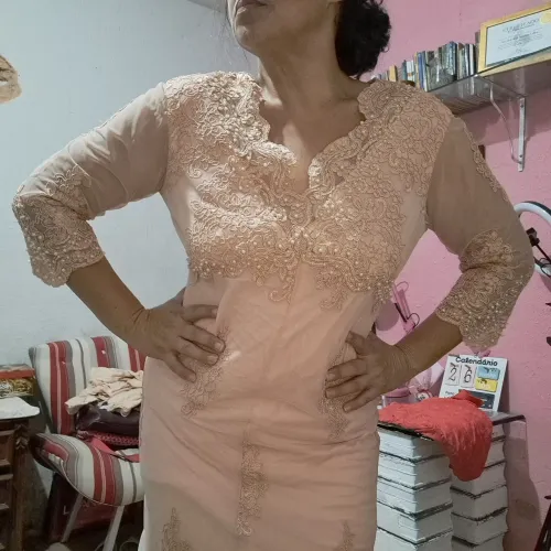 Vestido bordado a mão com pérolas de noivado e casamentos