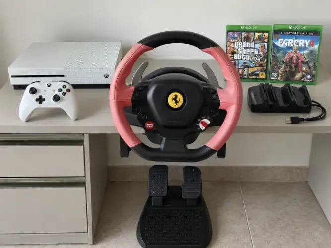 Xbox One S 1TB + Volante Ferrari 458 + Pedais + Controle + GTA V e Far Cry