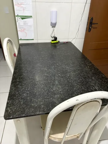 Mesa com 2 cadeiras, tampo em granito