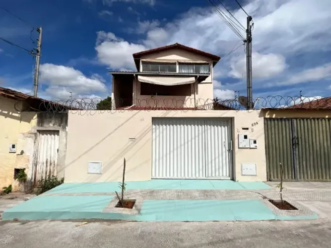 Casa 2 andares 5 quartos toda mobiliada no bairro centro de Montes Claros