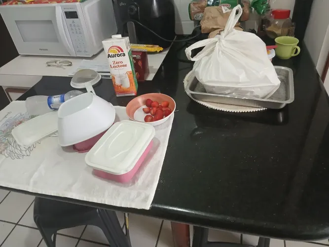 Mesa de mármore meia lua com armário embutido