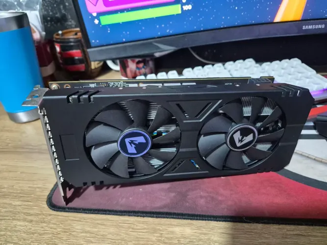 RX590 8GB GDDR5 256BITS.