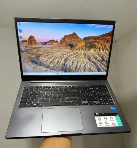 NOTEBOOK SAMSUNG I5, 256 GB SSD, 8 GB RAM.