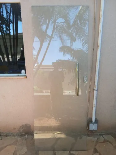 Vende se porta de vidro 215.por 80