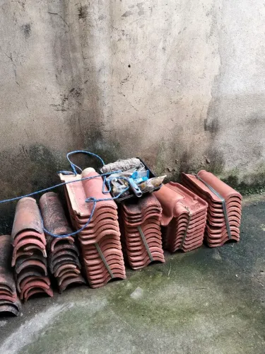 Vendo aproximadamente 50 telhas colôniais e 4 caibros de três metros e meio.