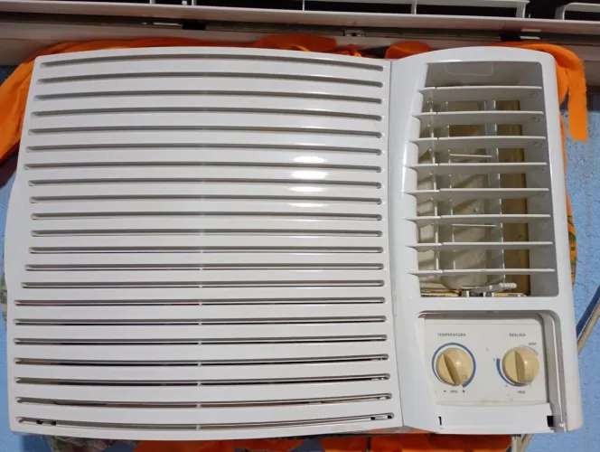 Ar condicionado Springer silentia 7500 btus 220 volts gelando ótimo r$350