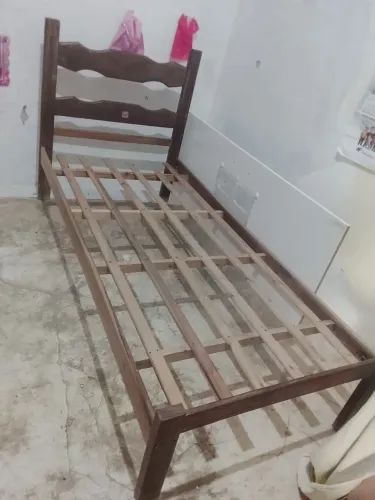 Vendo esta cama conservada e firme solteiro , estrado em perfeito estado