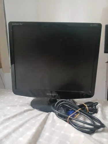 Vendo Monitor de Computador Samsung 17 polegadas Semi Novo. Modelo 732N Plus.