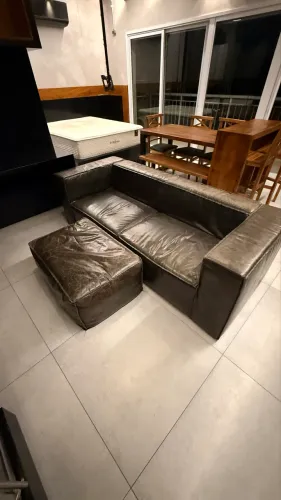 Sofá de Couro Legítimo com puf
