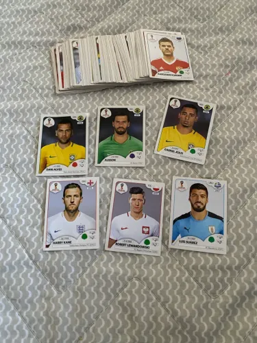 Lote 130 figurinhas 2018