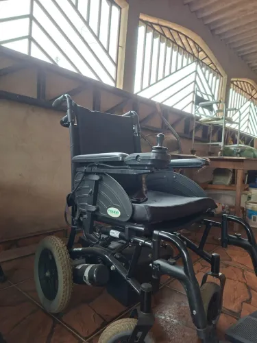 Vende-se cadeira de rodas elétrica