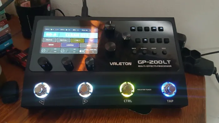 Pedaleira Valeton GP200Lt - Multi-Efeitos USB-C Portátil Preta 240 Efeitos