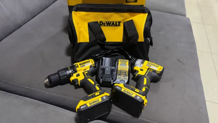 Kit DeWALT Furadeira + Parafusadeira 20v - novo e original