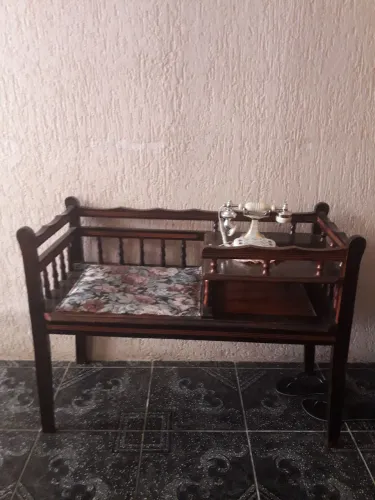 Mesinha antiga de telefone