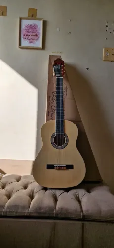 Violão na caixa novinho, 300 reais