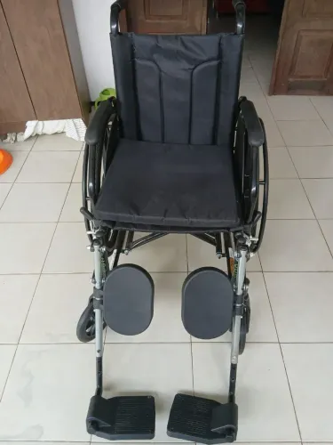CADEIRA DE RODA COM ELEVAÇÃO