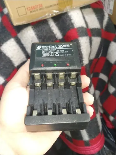 Carregador de pilhas profissional COBY AA e AAA