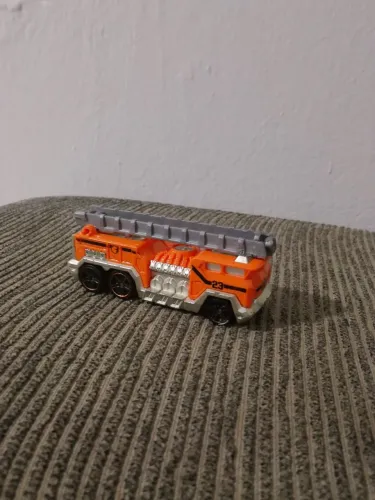 VENDO caminhão de bombeiros 5 Alarm, fabricado pela Hot Wheels.
