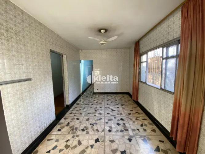 Casa com 3 quartos sendo 1 suíte disponível para venda no bairro Martins em Uberlândia-MG