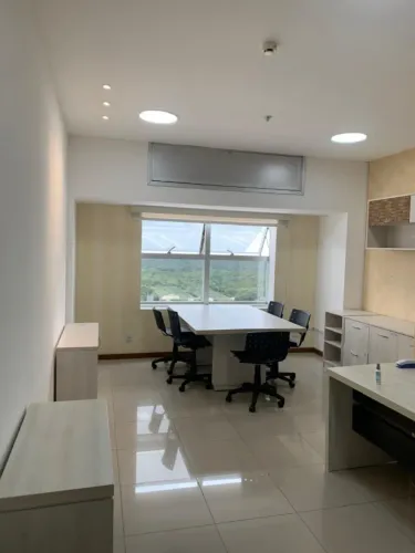 Alugo Sala com 32 M2 no Sky Platimum !