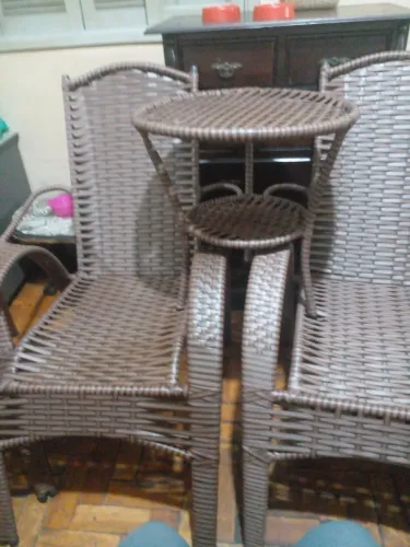Vendo conjunto em fibra sintética _ 4 cadeiras + mesa.
